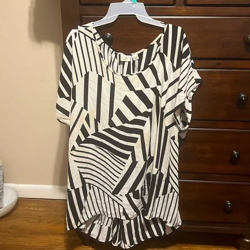 Kasper Black and White Geometric Blouse